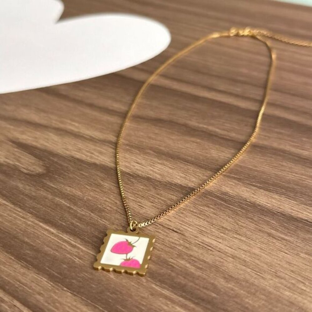 Strawberry Pendant Necklace Q70 - Picture 4 of 7